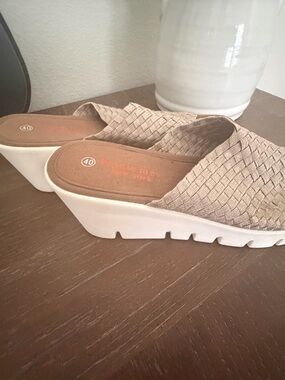 bernie mev. Woven Slide Mules in Taupe with White Platform